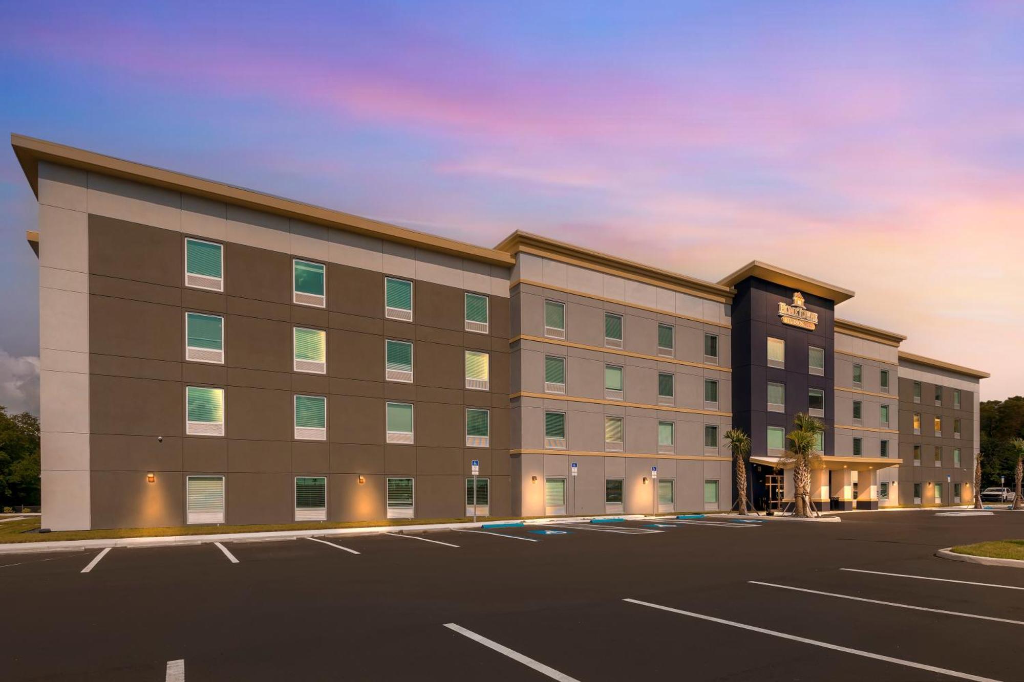 Hometowne Studios By Red Roof Tampa - Airport Екстериор снимка